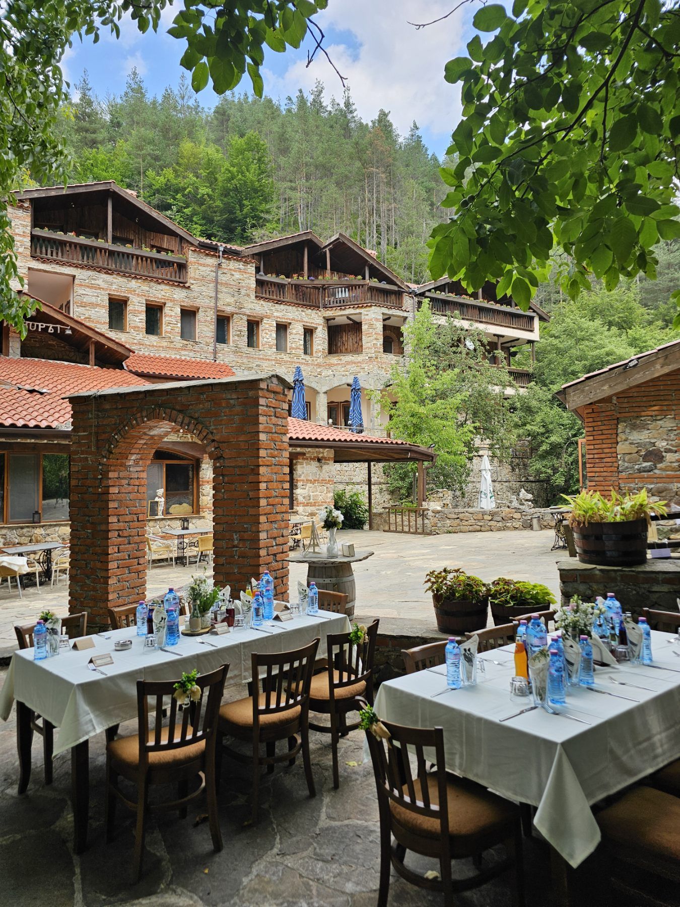 A table with flowers in the restaurant