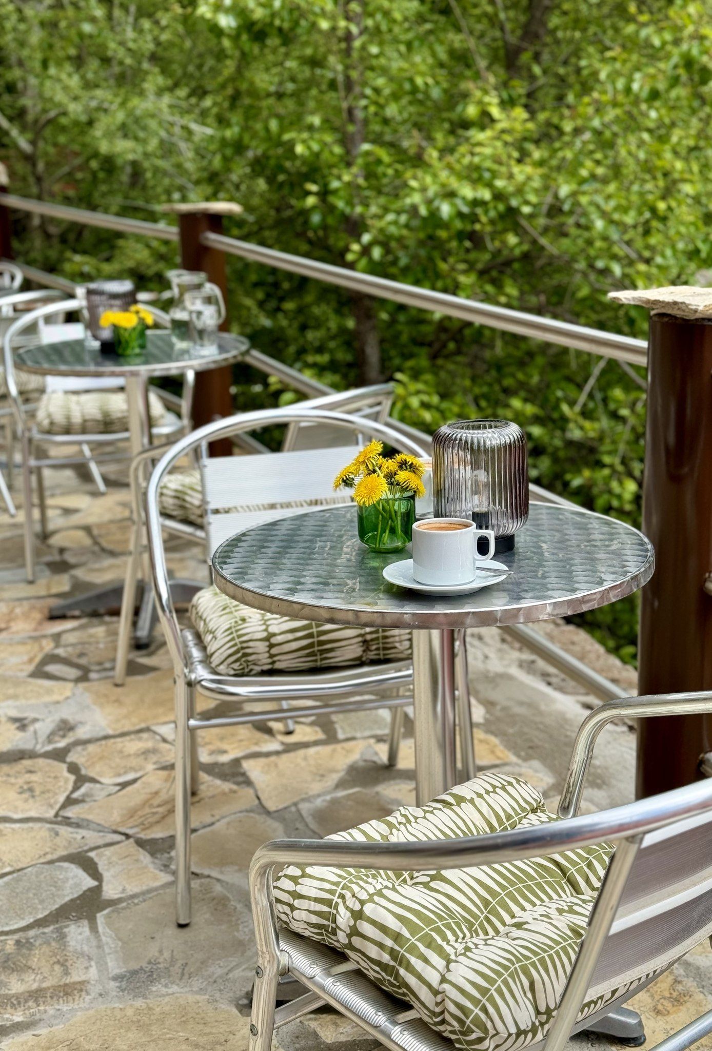 The restaurant terrace, facing the mountain