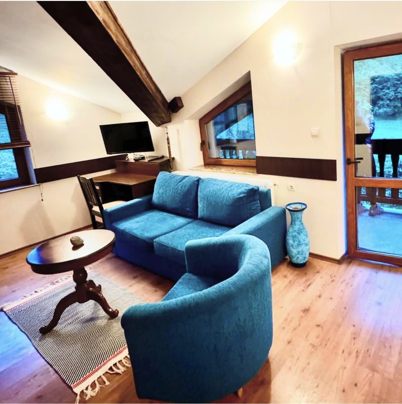 A sitting corner in a room, armchairs by the window