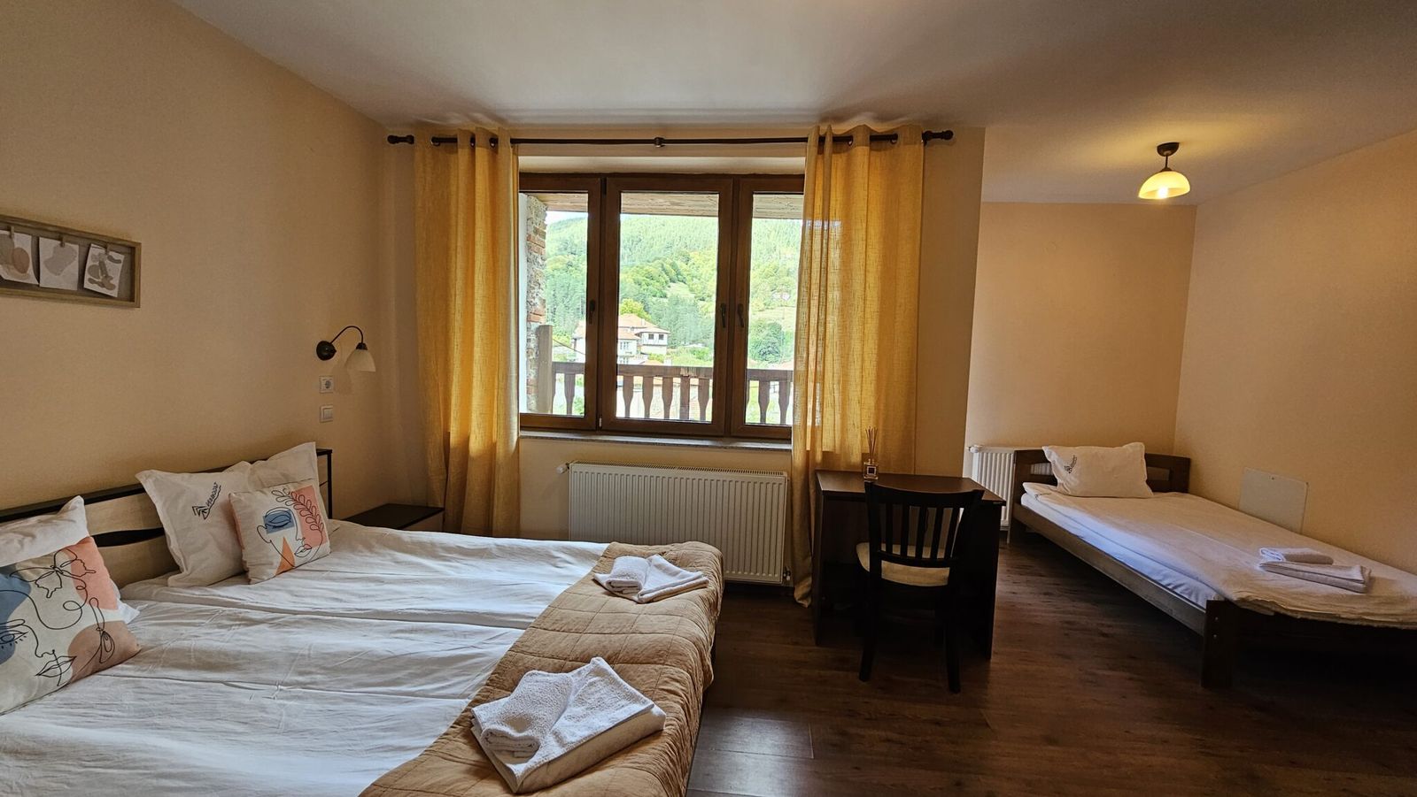 A room in warm colours, with wooden furniture