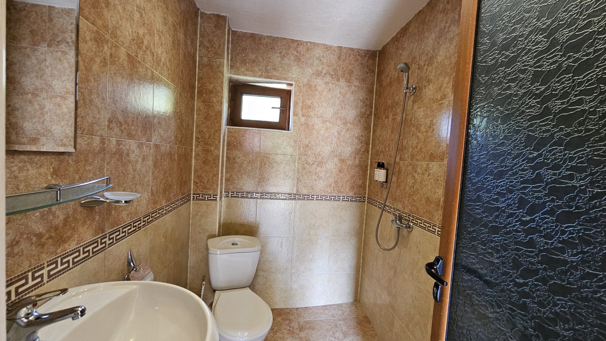 The bathroom: shower, toilet and washbasin